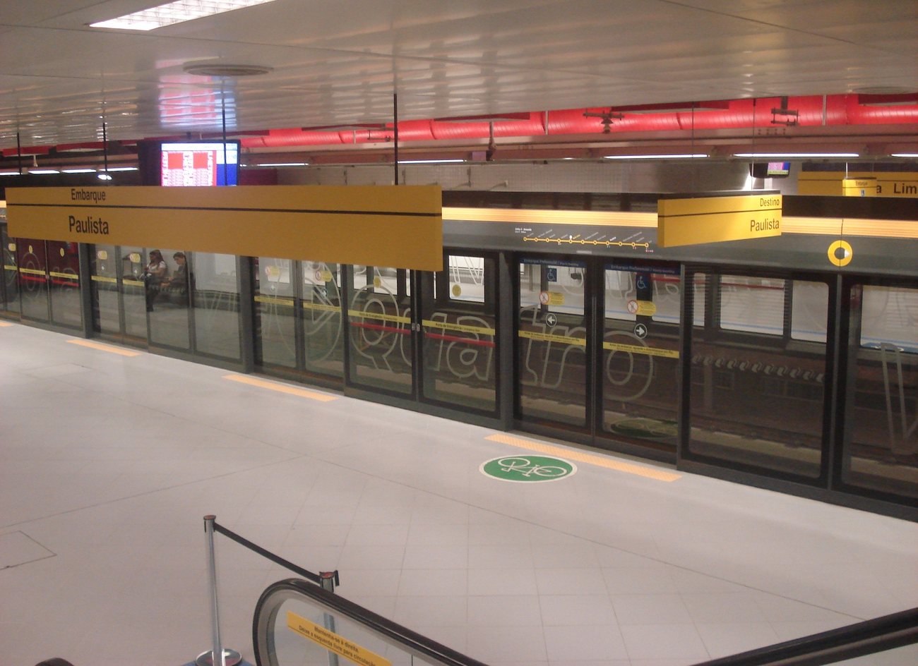 Platform screen doors line the Paulista-bound platform at Faria Lima station on Line 4-Yellow in July 2010, two months after the line opened.