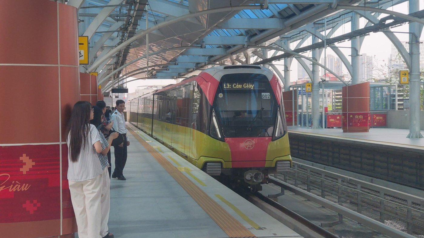 A Hanoi Metro Line 3 train, one of the Metropolis trains Alstom supplied for the line, pulls into a station in Hanoi in April 2026. File photo.