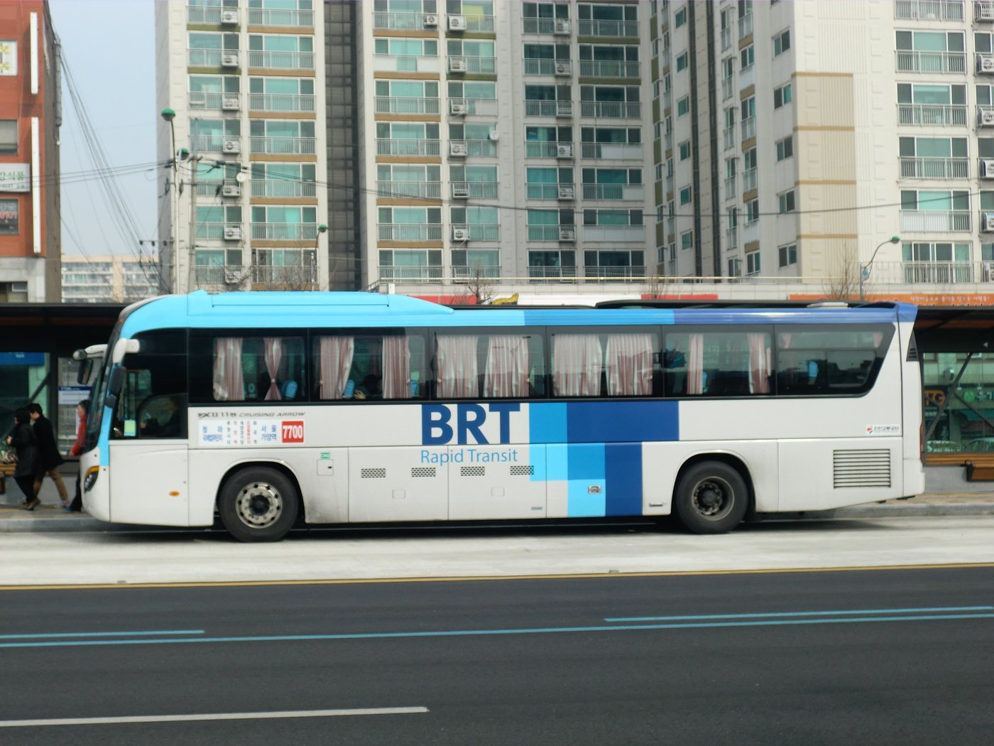 An Incheon Transit Corporation bus on BRT route 7700, which links Cheongna with Seoul's Gangseo district. File photo.
