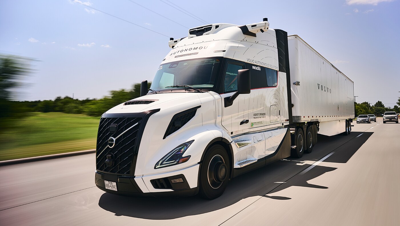 A Volvo VNL Autonomous truck powered by the Waabi Driver hauls a trailer on a Texas highway.